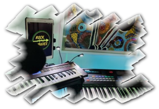 Producer di musica elettronica circondato da synth e luci scure in studio